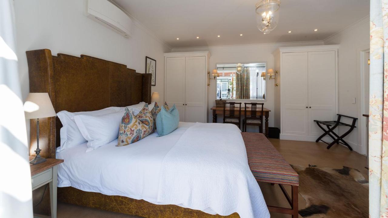 Drostdy Hotel Graaff-Reinet Eksteriør bilde A bedroom at the Cape Heritage
