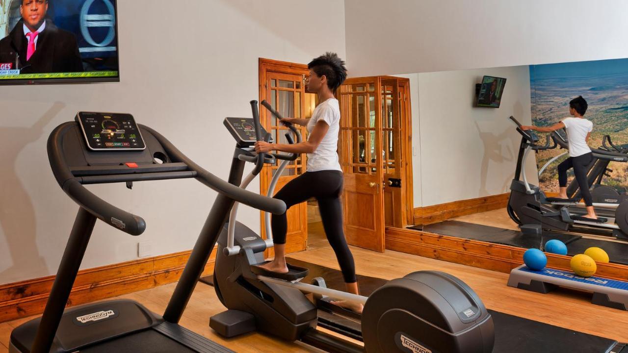 Drostdy Hotel Graaff-Reinet Eksteriør bilde A woman using a cross trainer