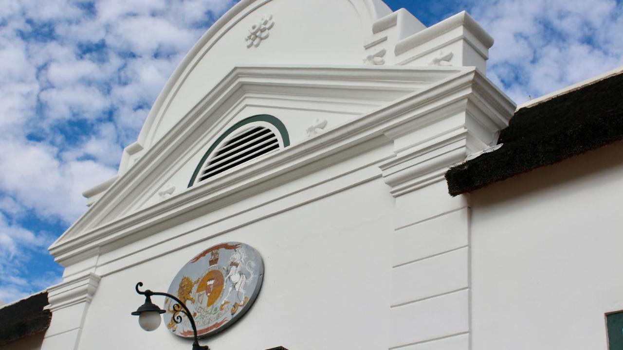 Drostdy Hotel Graaff-Reinet Eksteriør bilde The facade of the church