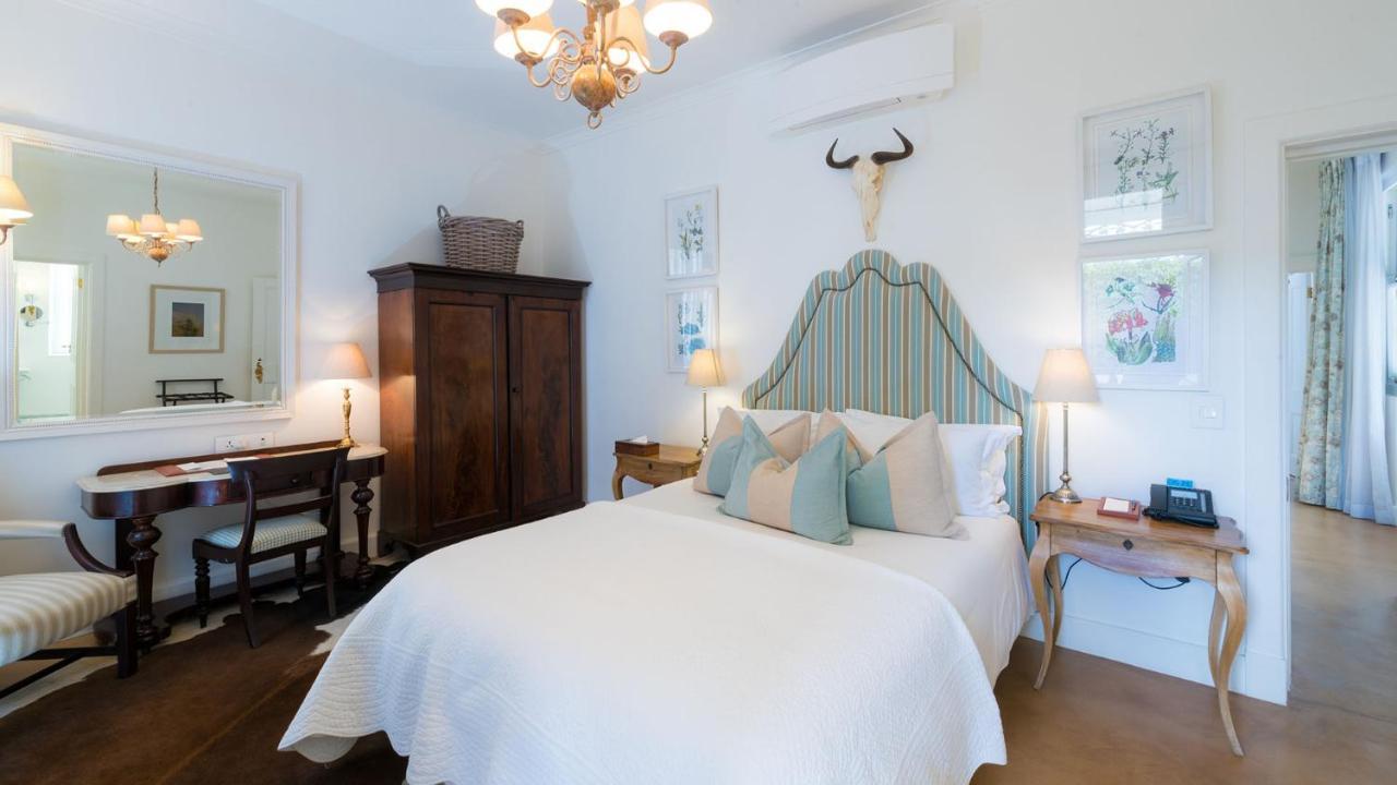 Drostdy Hotel Graaff-Reinet Eksteriør bilde A bedroom at the Cape Heritage