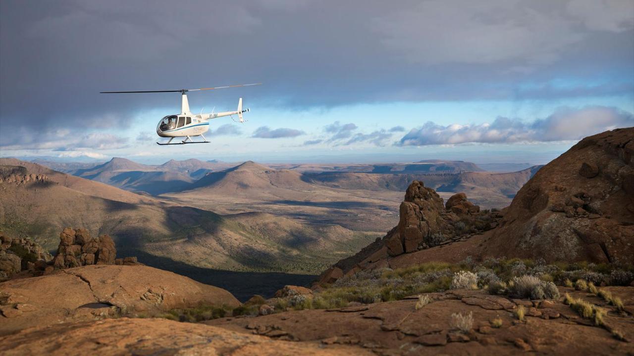 Drostdy Hotel Graaff-Reinet Eksteriør bilde A Robinson R44 helicopter flying over the Namib Desert