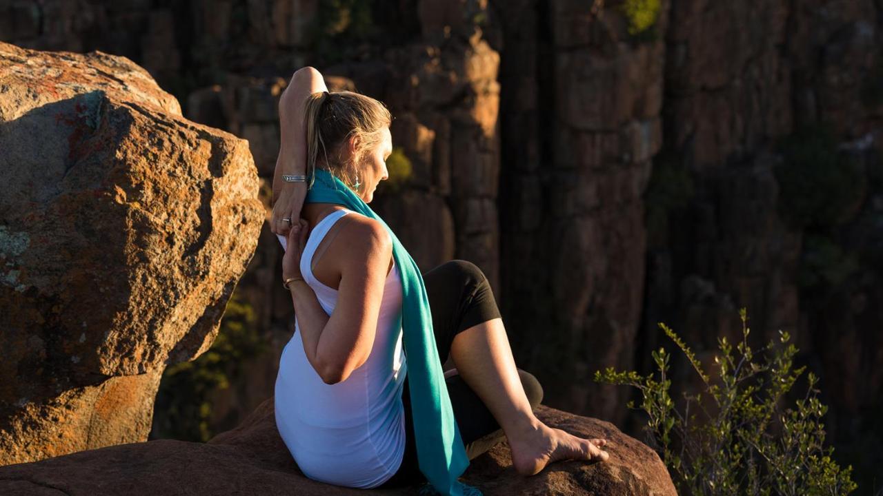 Drostdy Hotel Graaff-Reinet Eksteriør bilde A woman practicing yoga