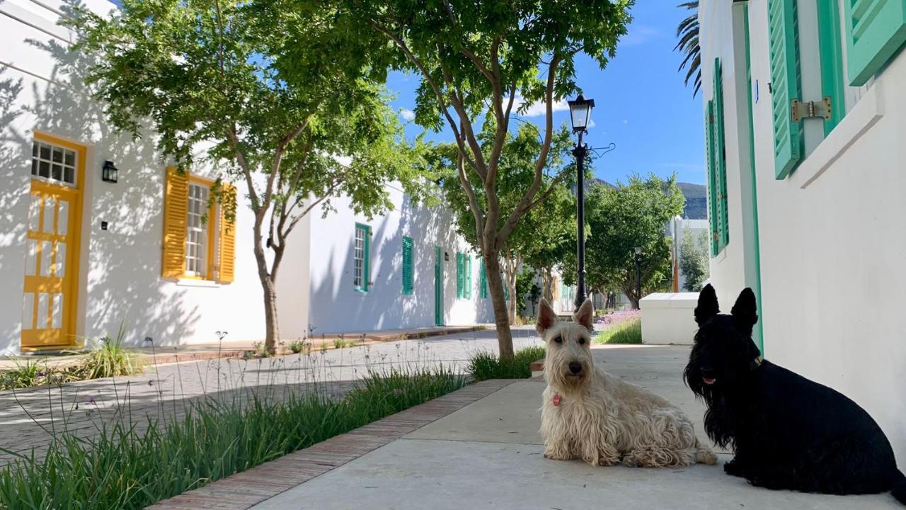 Drostdy Hotel Graaff-Reinet Eksteriør bilde Two West Highland White Terriers